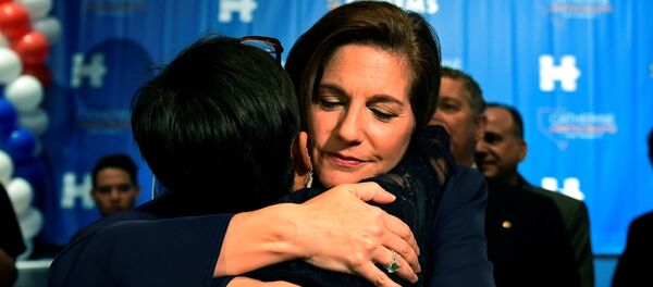 Democratic candidate for the United States Senate from Nevada Catherine Cortez Masto hugs a supporter after speaking at the Nevada state democratic election night event in Las Vegas, Nevada - Sputnik Mundo