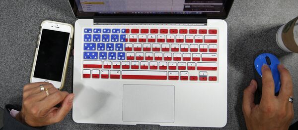 Ordenador con el teclado que muestra la bandera de EEUU - Sputnik Mundo