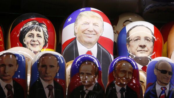 Matrioshkas de Ángela Mérkel, canciller de Alemania, Donald Trump, presidente de EEUU,  François Hollande, presidente de Francia, y varias matrioshkas de Vladímir Putin, presidente de Rusia - Sputnik Mundo