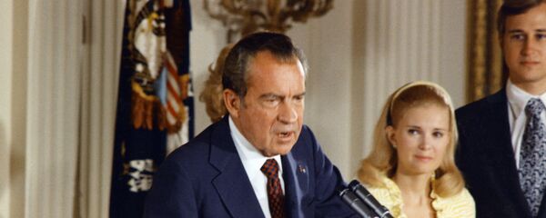 Richard Nixon, expresidente de EEUU, y su esposa, Pat Nixon, en 1974 (archivo) - Sputnik Mundo