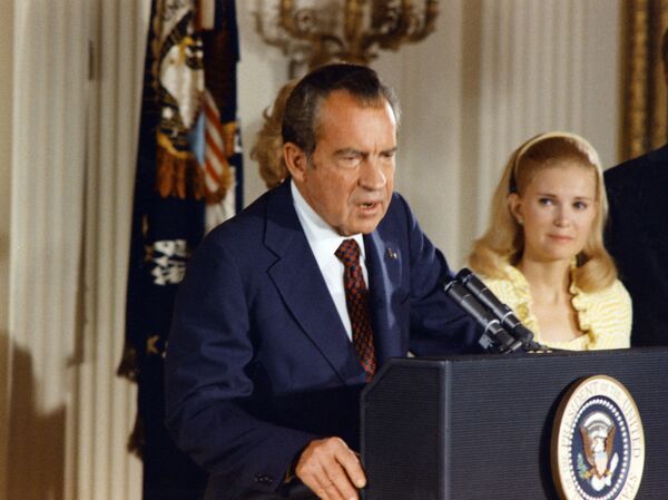 Richard Nixon, expresidente de EEUU, y su esposa, Pat Nixon, en 1974 (archivo) - Sputnik Mundo