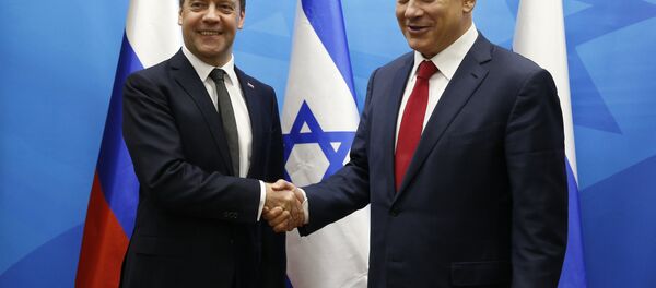 Dmitri Medvédev, el primer ministro ruso, con su homólogo israelí, Benjamín Netanyahu - Sputnik Mundo