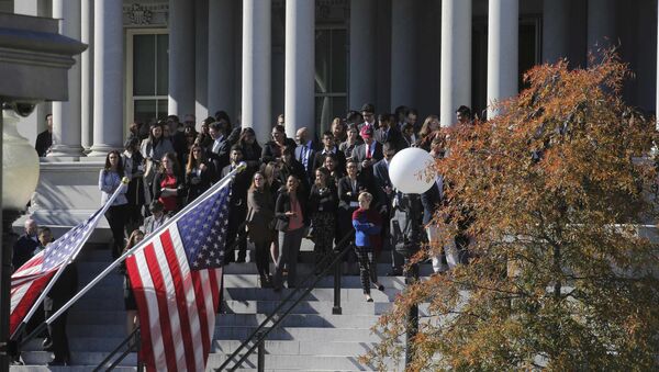La gente está esperando la llegada de Donald Trump cerca de la Casa Blanca La gente está esperando la llegada de Donald Trump cerca de la Casa Blanca - Sputnik Mundo