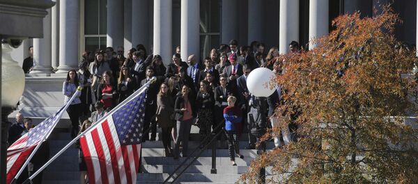 La gente está esperando la llegada de Donald Trump cerca de la Casa Blanca - Sputnik Mundo