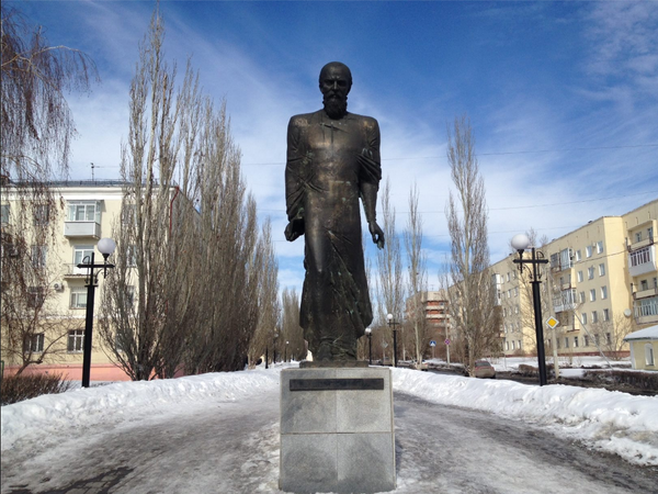 Estatua de Dostoievski en la ciudad siberiana de Omsk, donde estuvo encarcelado - Sputnik Mundo
