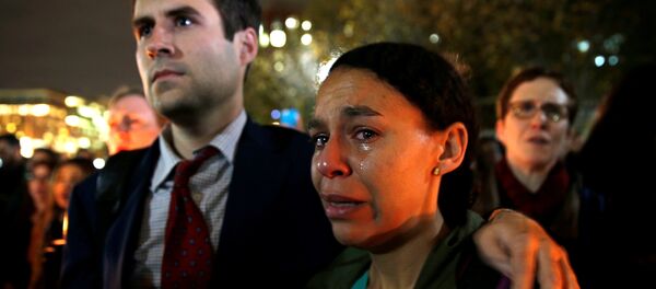 A woman cries while taking part in an anti-Trump candlelight vigil in front of the White House in Washington - Sputnik Mundo