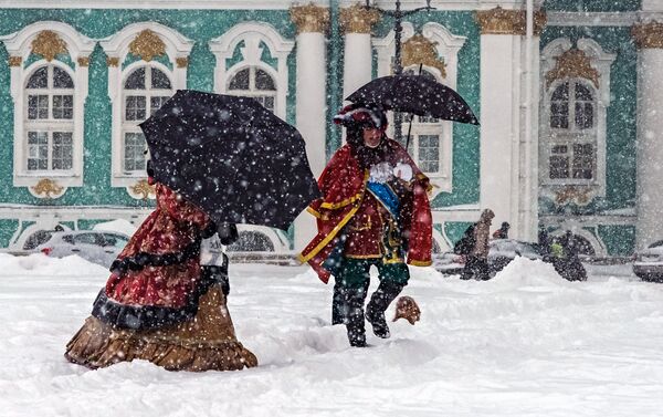 'Pedro I' y 'Catalina la Grande', en la plaza del Palacio de San Petersburgo - Sputnik Mundo