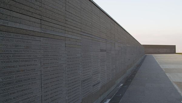 Monumento a las Víctimas del Terrorismo de Estado, con los nombres de los desaparecidos y asesinados durante la dictadura en Argentina (1976-1983) - Sputnik Mundo