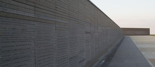 Monumento a las Víctimas del Terrorismo de Estado, con los nombres de los desaparecidos y asesinados durante la dictadura en Argentina (1976-1983) - Sputnik Mundo