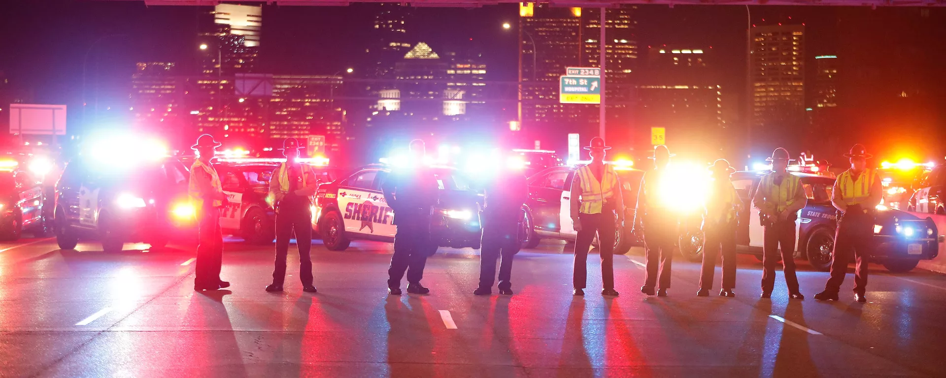 Police keep watch as demonstrators protest against President-elect Donald Trump in Minneapolis Police keep watch as demonstrators protest against President-elect Donald Trump in Minneapolis - Sputnik Mundo, 1920, 21.04.2021