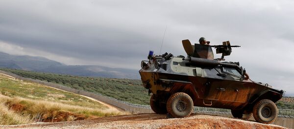 Un militar turco en un vehículo blindado cerca de la frontera con Siria - Sputnik Mundo