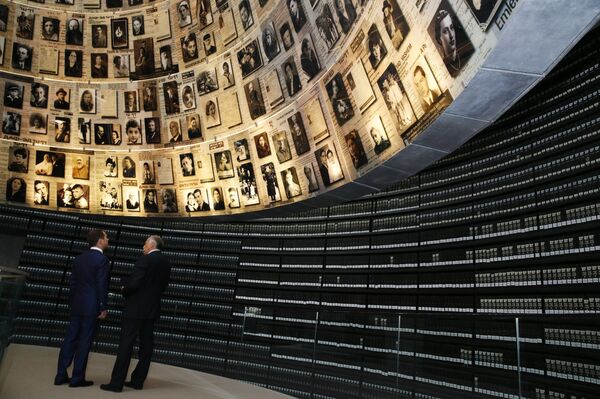 Primer ministro ruso, Dmitri Medvédev, en Jerusalén en el conjunto conmemorativo de la Memoria del Holocausto, Yad Vashem - Sputnik Mundo