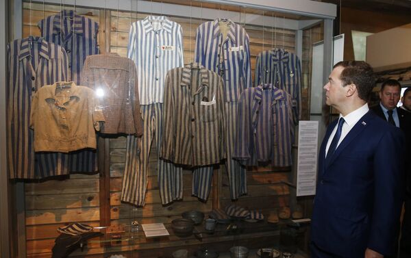 Primer ministro ruso, Dmitri Medvédev, en Jerusalén en el conjunto conmemorativo de la Memoria del Holocausto, Yad Vashem - Sputnik Mundo