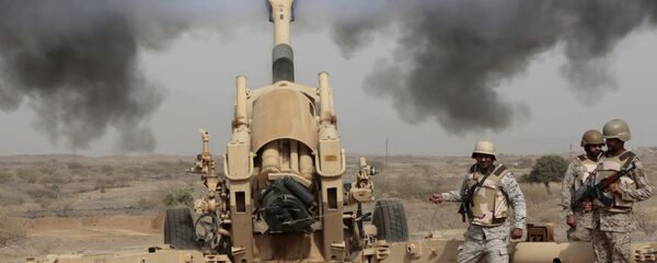 Artillería saudí durante operaciones de combate en la frontera con Yemen - Sputnik Mundo