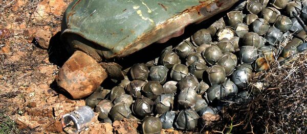 Una bomba de racimo sin detonar (archivo) - Sputnik Mundo