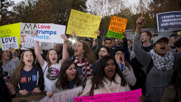 Manifestantes contra Trump en Washington - Sputnik Mundo