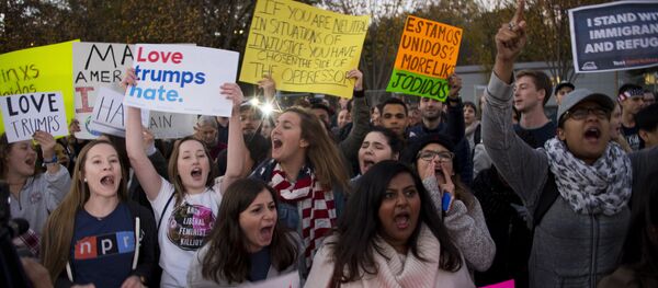 Manifestantes contra Trump en Washington - Sputnik Mundo