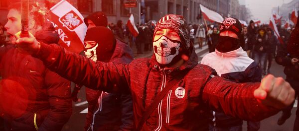 Nacionalistas polacos conmemorando el Día de la Independencia del país - Sputnik Mundo