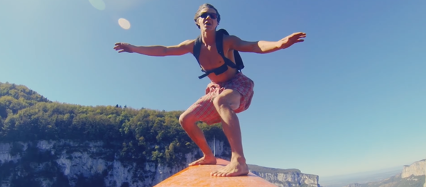 Deportistas extremos surfean por los cielos - Sputnik Mundo