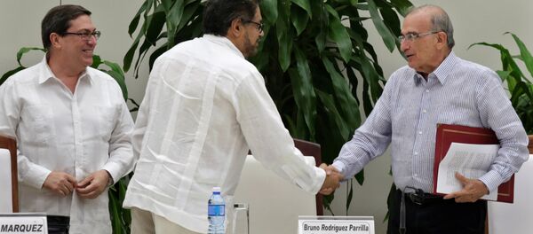 El canciller cubano, Bruno Rodríguez, el negociador de las FARC en Colombia, Ivan Márquez (C), y el negociador del gobierno colombiano, Humberto de la Calle - Sputnik Mundo