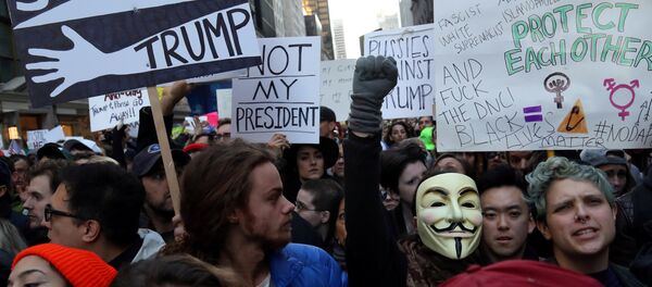 Miles de personas protestan en Nueva York contra Donald Trump - Sputnik Mundo
