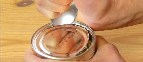 Cómo abrir una conserva con una simple cuchara - Sputnik Mundo