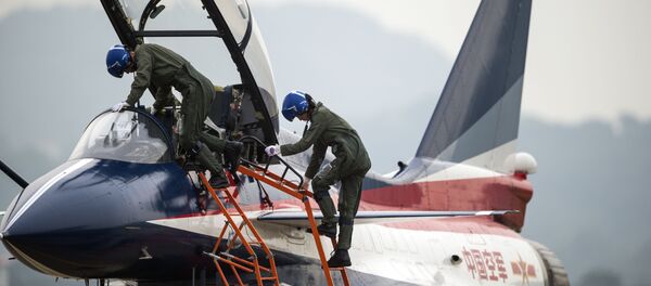 Пилот китайских ВВС Yu Xu после полета на истребителе J-10 - Sputnik Mundo