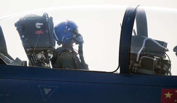 La primera mujer en pilotar un caza J-10 se estrella en China - Sputnik Mundo