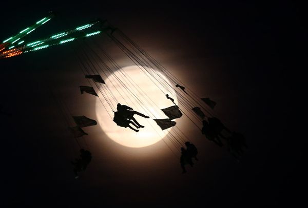 La superluna, desde distintos puntos de la Tierra - Sputnik Mundo