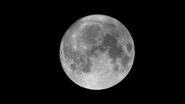 The moon appears in the sky a day before the supermoon spectacle in Vienna, Austria, November 13, 2016 - Sputnik Mundo