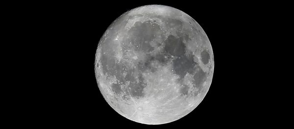 The moon appears in the sky a day before the supermoon spectacle in Vienna, Austria, November 13, 2016 - Sputnik Mundo