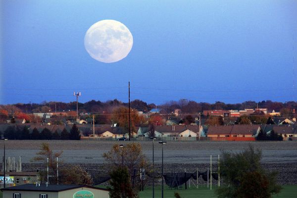 La superluna, desde distintos puntos de la Tierra - Sputnik Mundo