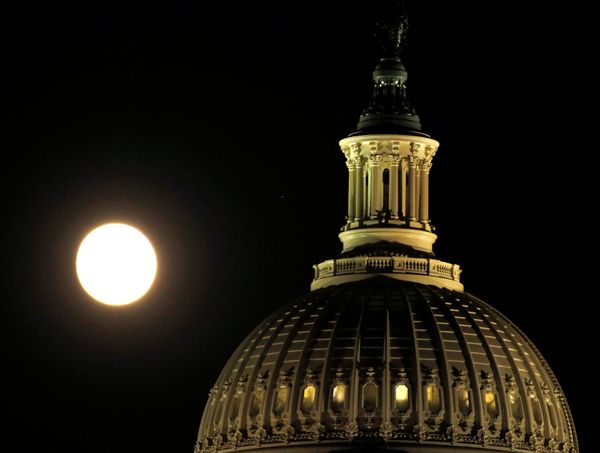 La superluna, desde distintos puntos de la Tierra - Sputnik Mundo