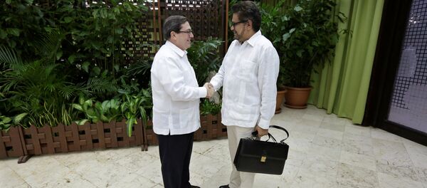 Canciller de Cuba, Bruno Rodríguez, y el jefe de la delegación de Paz de las FARC, Iván Márquez Canciller de Cuba, Bruno Rodríguez, y el jefe de la delegación de Paz de las FARC, Iván Márquez - Sputnik Mundo