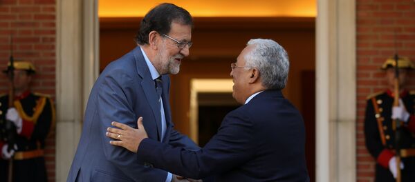 El presidente del Gobierno español, Mariano Rajoy con su homólogo portugués, António Costa - Sputnik Mundo