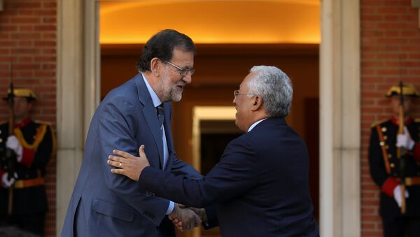 El presidente del Gobierno español, Mariano Rajoy con su homólogo portugués, António Costa - Sputnik Mundo