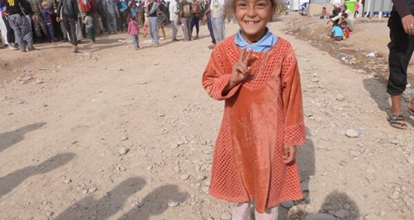 Una niña iraquí en el campo de refufiados de Hazir - Sputnik Mundo