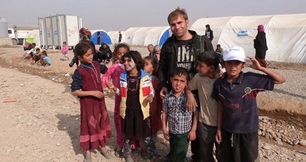 Los niños de Mosul con el corresponsal de Sputnik - Sputnik Mundo