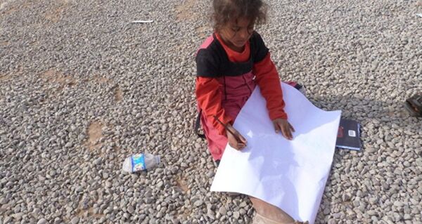 Una niña dibujando en el campo de refugiados Hazir - Sputnik Mundo