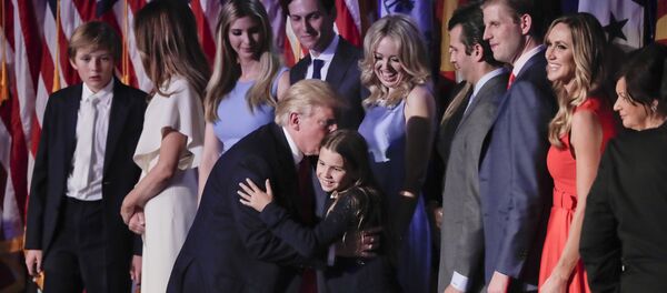 El presidente electo de EEUU, Donald Trump, con su familia - Sputnik Mundo