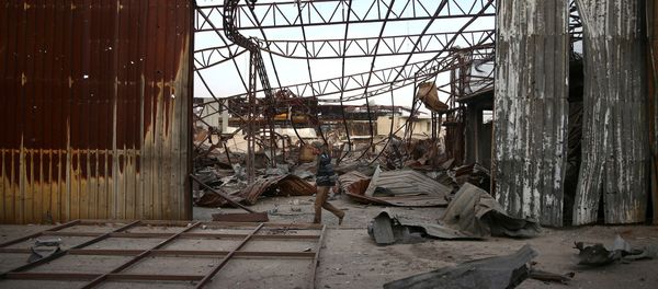 A man walks past the damage at a site hit yesterday by airstrikes in the rebel held besieged Douma neighbourhood of Damascus, Syria A man walks past the damage at a site hit yesterday by airstrikes in the rebel held besieged Douma neighbourhood of Damascus, Syria - Sputnik Mundo