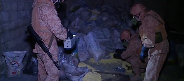 Militares rusos inspeccionan un supuesto almacén de armas químicas en Alepo Militares rusos inspeccionan un supuesto almacén de armas químicas en Alepo - Sputnik Mundo