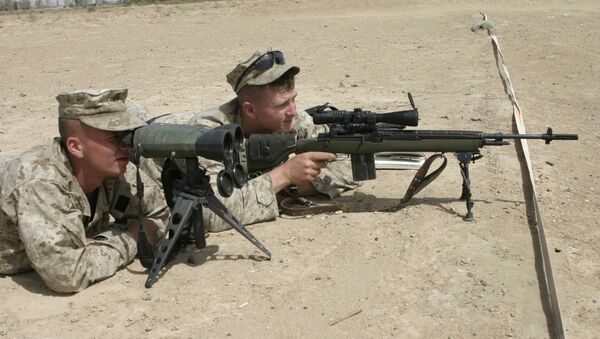 Tirador designado con el fusil M14 DMR. Tirador designado con el fusil M14 DMR. - Sputnik Mundo