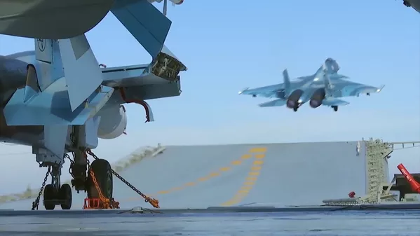 Истребитель Су-33 производит посадку на палубу тяжелого авианесущего крейсера Адмирал Флота Советского Союза Кузнецов у берегов Сири - Sputnik Mundo