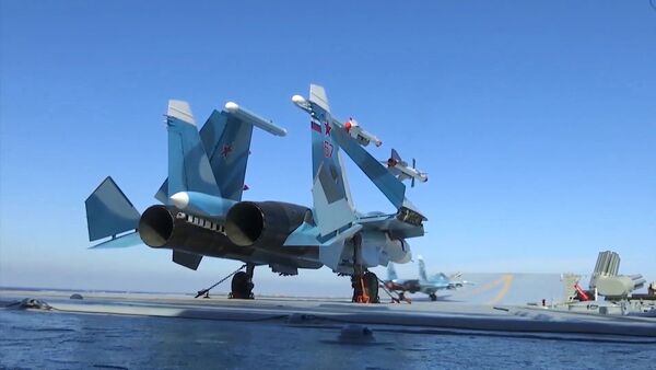 El Su-33 ruso en la cubierta del portaviones Almirtante Kuznetsov El Su-33 ruso en la cubierta del portaviones Almirtante Kuznetsov - Sputnik Mundo