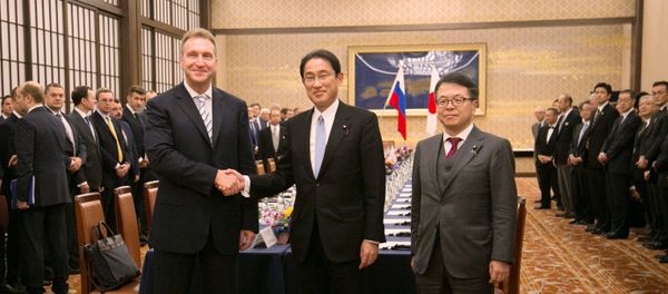 Igor Shuvalov, vicepresidente del gobierno ruso.  y  Fumio Kishida, ministro japonés de Asuntos Exteriores (en el centro) - Sputnik Mundo