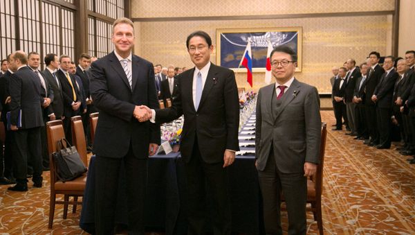 Igor Shuvalov, vicepresidente del gobierno ruso. y Fumio Kishida, ministro japonés de Asuntos Exteriores (en el centro) Igor Shuvalov, vicepresidente del gobierno ruso. y Fumio Kishida, ministro japonés de Asuntos Exteriores (en el centro) - Sputnik Mundo