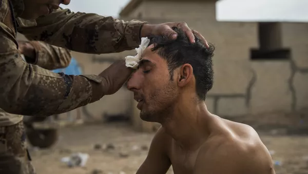 Un soldado del Ejército de Irak recibiendo asistencia médica - Sputnik Mundo
