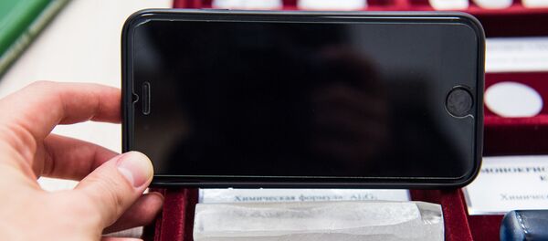 Científicos rusos modernizan la tecnología de fabricación de pantallas de 'smartphones' - Sputnik Mundo