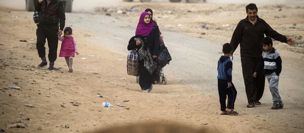 Iraquíes huyen a una zona en poder de las fuerzas especiales iraquíes en el barrio de Samah en Mosul - Sputnik Mundo